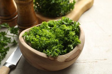 Taze maydanoz, baharatlar ve bıçak ışık masasında, yakın plan.