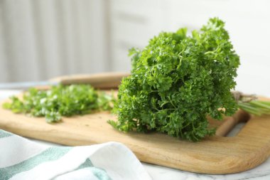 İçerideki masada bir demet taze maydanoz, yakın plan. Metin için boşluk