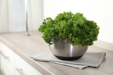 İçerideki masada taze maydanoz. Metin için boşluk