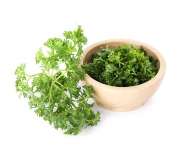 Beyaz tenceredeki taze maydanoz.