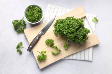 Taze maydanoz ve bıçak masanın üzerinde, düz yatıyordu.