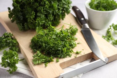 Taze maydanoz ve bıçak masanın üzerinde, yakın plan.