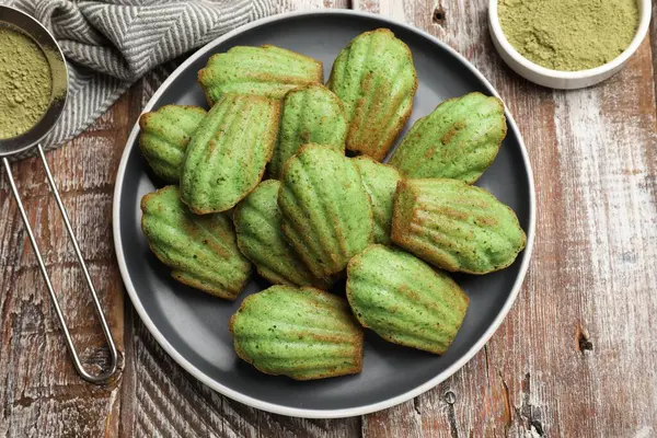 Lezzetli kibrit makarnalı kekler ahşap masada, düz yatıyordu.