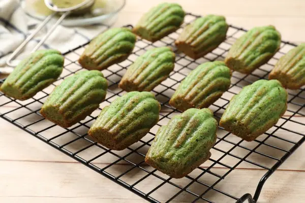 Lezzetli kibrit makarnalı kekler açık ahşap masada, yakın plan