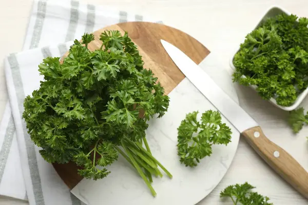 Taze maydanoz ve bıçak açık ahşap masada, düz yatıyordu.