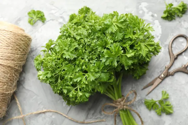 Taze maydanoz, iplik ve makas gri desenli masa, düz uzanma