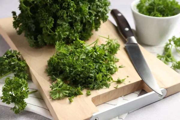 Taze maydanoz ve bıçak masanın üzerinde, yakın plan.