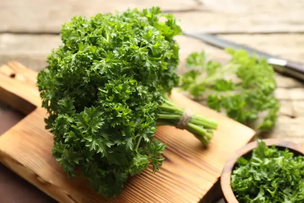 Tahta masada maydanoz var, yakın plan.