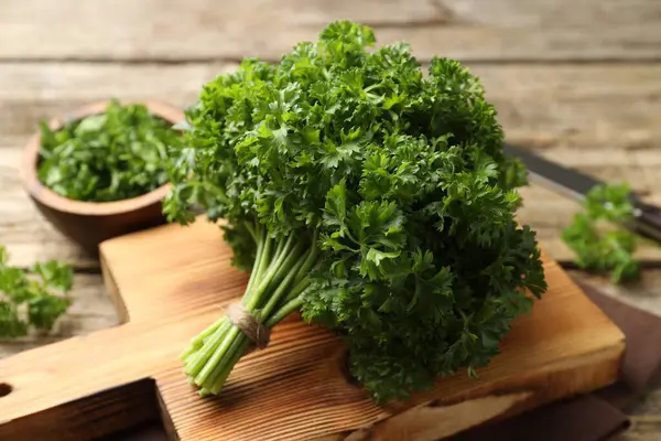 Tahta masada maydanoz var, yakın plan.