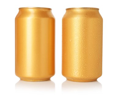 İki boş teneke kutu beyaza izole edilmiş.