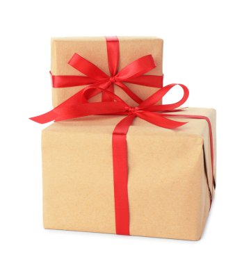 Kraft kağıdına sarılı iki hediye kutusu beyaza izole edilmiş.