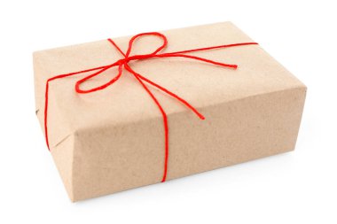 Kraft kağıdına sarılı hediye, yay beyaza izole edilmiş.