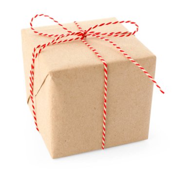 Kraft kağıdına sarılı hediye, yay beyaza izole edilmiş.