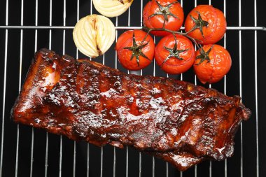 Lezzetli kızarmış domuz pirzolası, domates ve soğanlı ızgara.