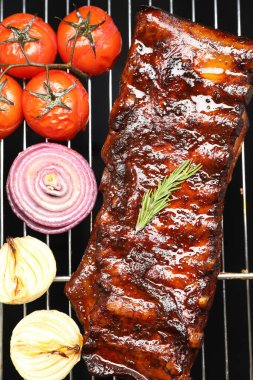 Biberiyeli, soğanlı ve domatesli leziz domuz pirzolası.