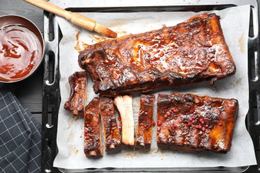 Lezzetli kaburgalar, sos ve fırça gri ahşap masa, düz uzanmış