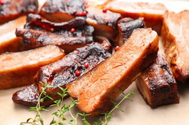 Lezzetli domuz kaburgası ve kağıt üzerinde kekik, yakın plan.