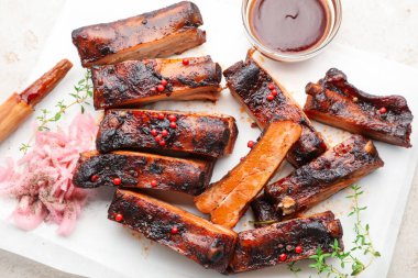 Lezzetli domuz pirzolası, kekik, soğan, sos ve fırça.