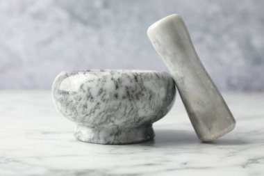 Havan topu ve tokmak beyaz mermer masa, yakın çekim