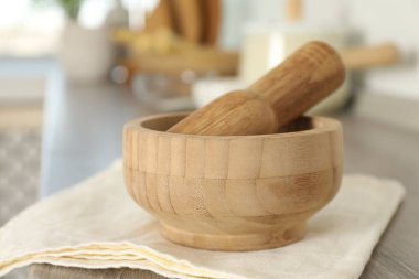 Havan topu ve tokmak mutfaktaki ahşap masa, yakın çekim