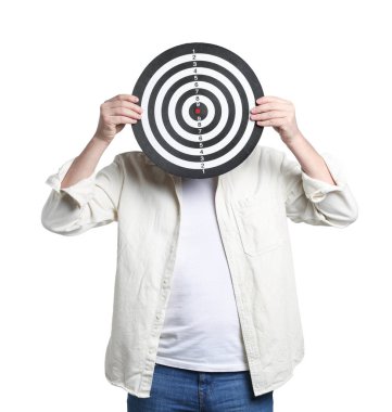 Hedef alınıyor. Beyaz arka planda dart tahtası olan adam