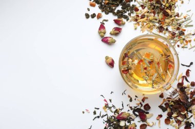 Lezzetli bitkisel çay ve beyaz arka planda farklı biralar, düz yatak. Metin için boşluk