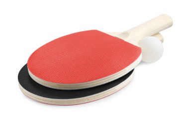 Ping pong raketleri ve topu beyaza izole edilmiş.