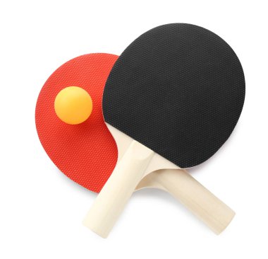 Masa tenisi raketleri ve top beyaz, üst görünümde izole