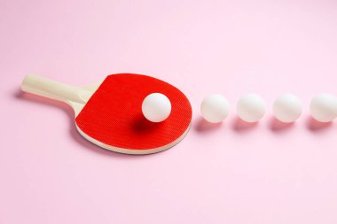 Pembe arka planda pinpon raketi ve topları.