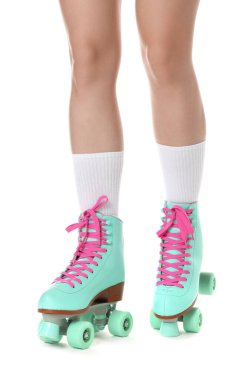 Beyaz arka planda patenli kadın, yakın plan.