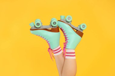 Turuncu arka planda patenli kadın, yakın plan.