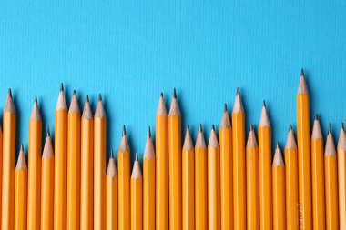 Açık mavi zemin üzerinde keskin grafit kalemler, düz yatıyordu. Metin için boşluk