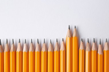 Işık arkaplan üzerinde keskin grafit kalemler, düz yatıyordu