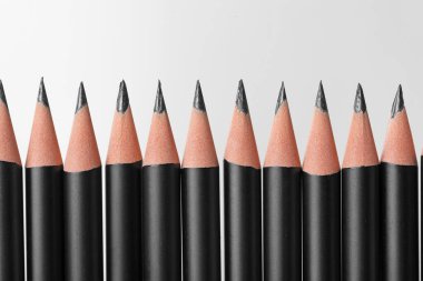 Birçok keskin grafit kalem beyaza izole edilmiş.