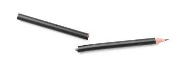 Kırık bir grafit kalem beyaz, üst görünümde izole