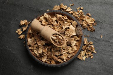 Kuru hindiba kökleri kasede ve kepçe desenli masa, üst görünüm