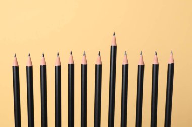 Bej arka planda birçok keskin grafit kalem, yakın plan