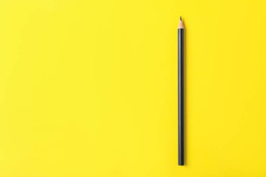 Sarı arka planda keskin grafit kalem, üst manzara. Metin için boşluk