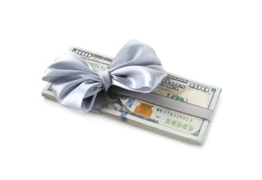 Para bonusu. Beyaz üzerinde yay olan dolar banknotları