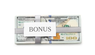 Dolar banknotları ve kart kelime bonus beyaz, üst görünüm izole