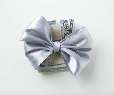 Para bonusu. Beyaz, üst görünümü yay izole dolar banknotları