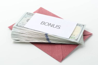 Sözcük bonusu ve beyaz arka planda dolar banknotları ile zarf