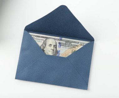 Para bonusu. Üzerinde dolar banknotları olan zarf beyaz, üst görünüm