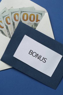 Zarflar kelime ikramiyesi ve para mavi arka planda, üst görünüm