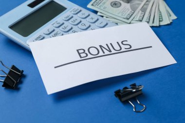 Kelime bonusu, para, hesap makinesi ve mavi arkaplan klipleri içeren kart, yakın plan