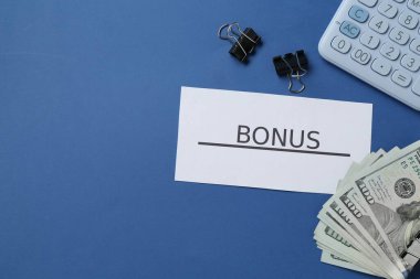 Bonus, para, hesap makinesi ve mavi arka planda klipleri olan kart, düz konum. Metin için boşluk