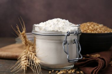 Buğday unu, tahıl ve çiviler ahşap masada, yakın plan.