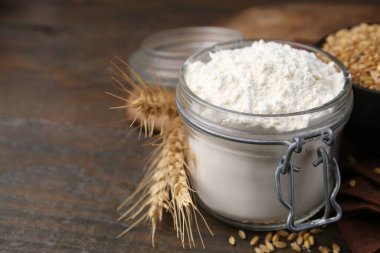 Buğday unu, tahıl ve çiviler ahşap masada, yakın plan. Metin için boşluk