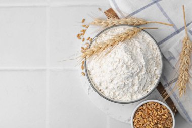 Buğday unu, tahıl ve çiviler beyaz fayanslı masada, düz yerde. Metin için boşluk