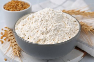 Buğday unu, tahıl ve çiviler beyaz masada, yakın plan.